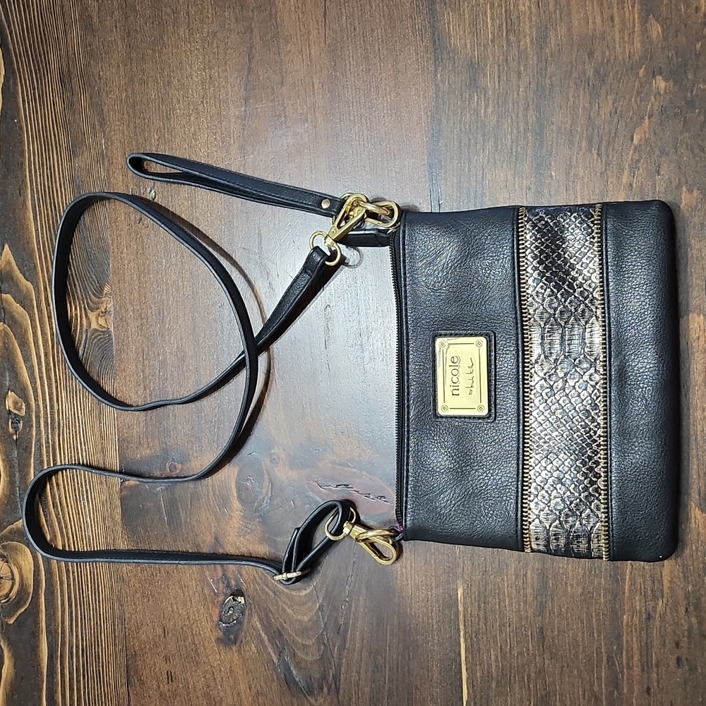 Crossbody/wristlet